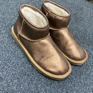 Arizona Jean Co bronze brown foil mini ugg boots ankle shearling lined 7.5